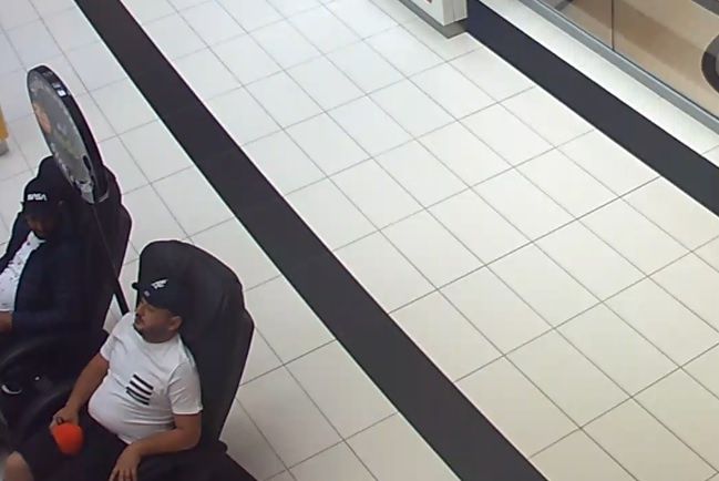 Policja poszukuje mężczyzn ze zdjęcia do sprawy włamań