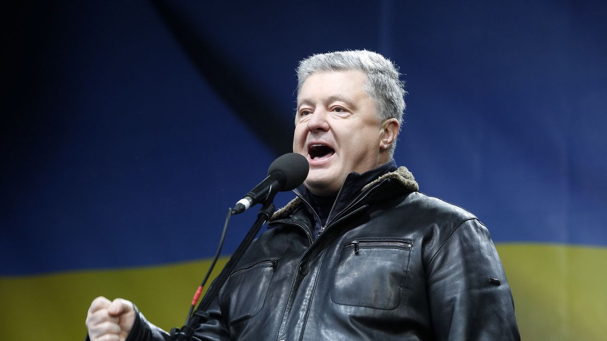 KIEV, UKRAINE - 2019/12/08: Former Ukrainian President, Petro Poroshenko speaks during the protest.Ukrainians attend a warning protest at the Independence Square called Red line for Ze (nick name of Ukrainian President, Volodymyr Zelensky) ahead of the Normandy Format summit meeting. They fear that Ukrainian President might cross the so-called red line to appease Russian President, Vladimir Putin. The summit is in regard with the conflict in eastern Ukraine and scheduled for December 9, 2019 in Paris. (Photo by Pavlo Gonchar/SOPA Images/LightRocket via Getty Images)