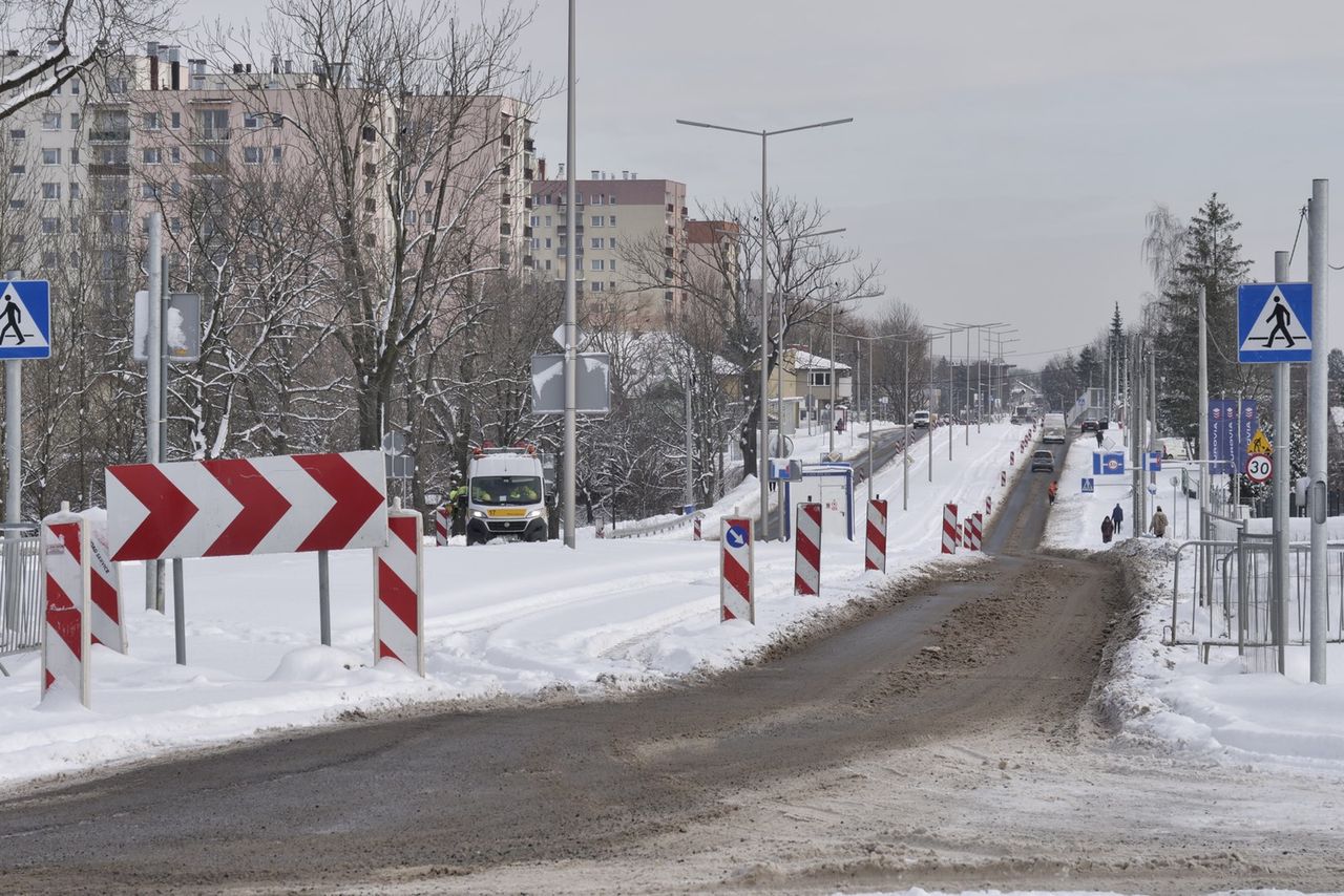 Bielsko-Biała. Atak zimy pokrzyżował plany drogowców przy przebudowie ul. Cieszyńskiej. 