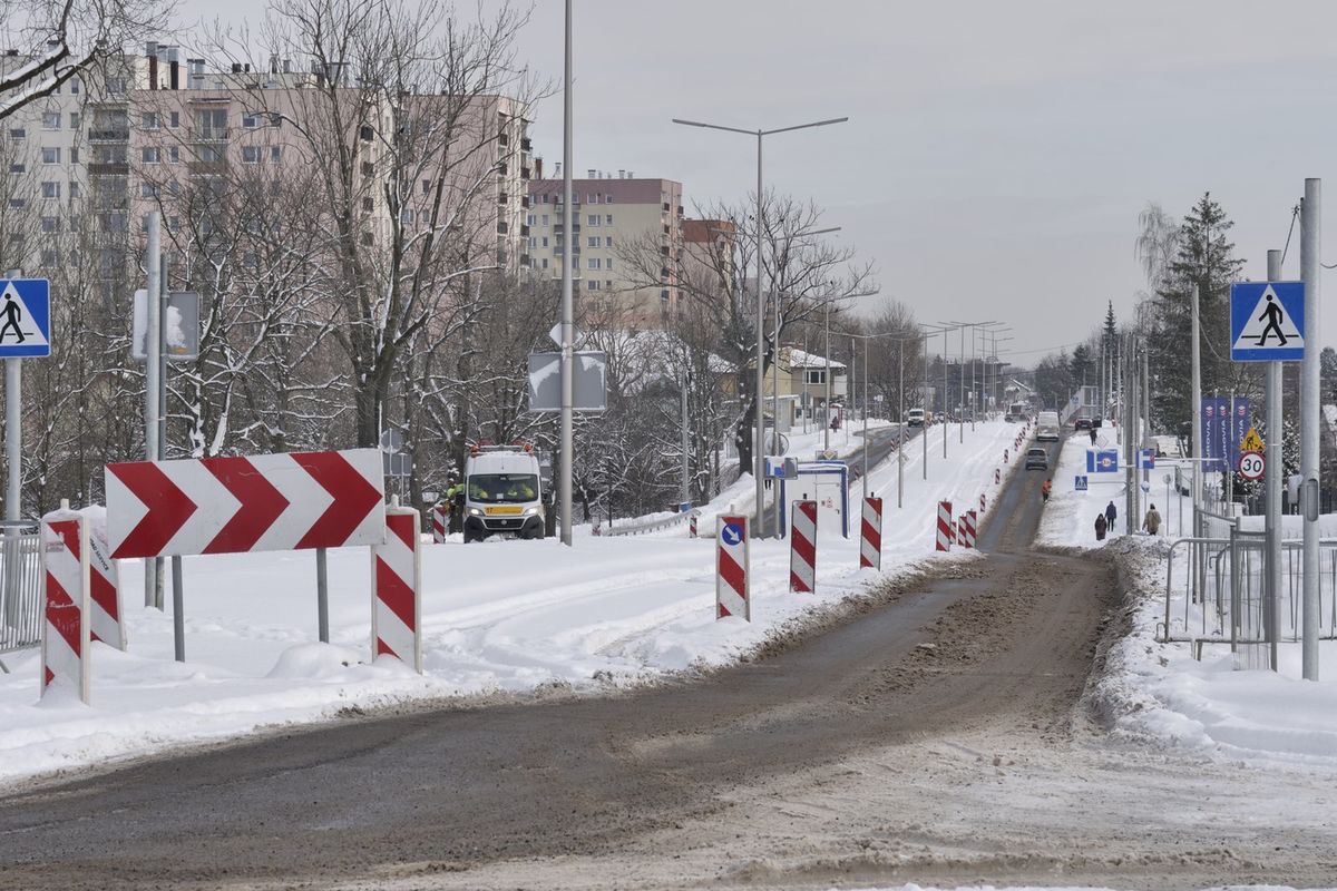 Bielsko-Biała. Atak zimy pokrzyżował plany drogowców przy przebudowie ul. Cieszyńskiej. 
