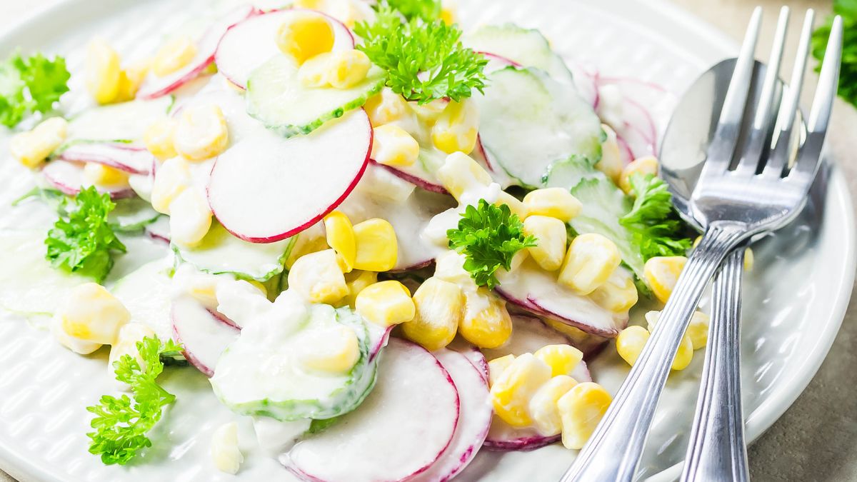 Lekka sałatka pasuje do wszystkich grillowanych potraw