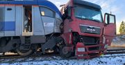 Groźny wypadek na przejeździe kolejowym w Nowej Wsi Ełckiej: tir zmiażdżony przez pociąg