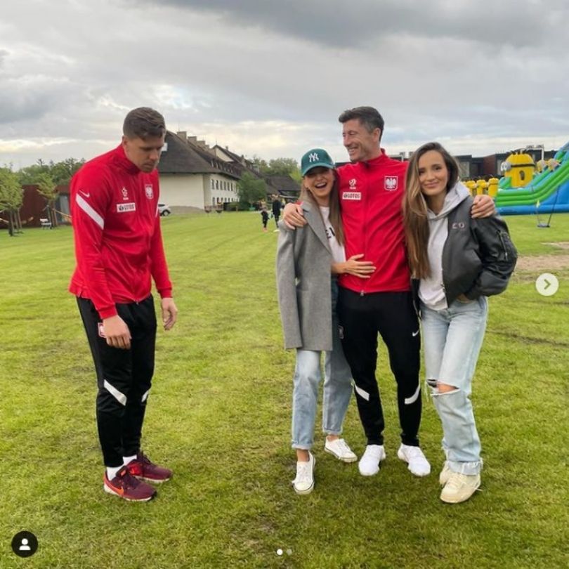 Anna i Robert Lewandowscy oraz Marina Łuczenko i Wojciech Szczęsny pozują w Opalenicy