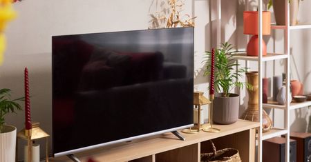 Tam nie stawiaj telewizora. Cztery miejsca, które psują komfort i układ wnętrza