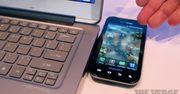 Intel pokazuje, jak ładować smartfona bez kabla [wideo]