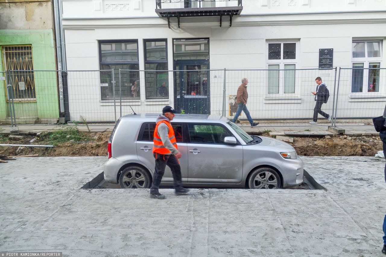 Słynne "zabetonowane" auto w Łodzi zniknęło. Kierowca wykorzystał noc