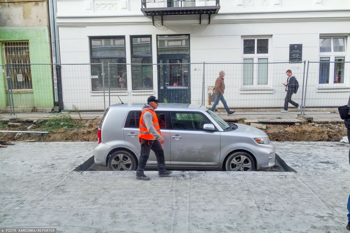 Słynne "zabetonowane" auto w Łodzi zniknęło. Kierowca wykorzystał noc