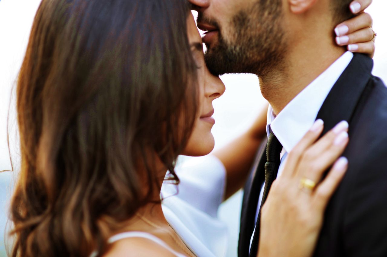 Na tęczowy pocałunek decydują się odważne pary. Lekarka ostrzega