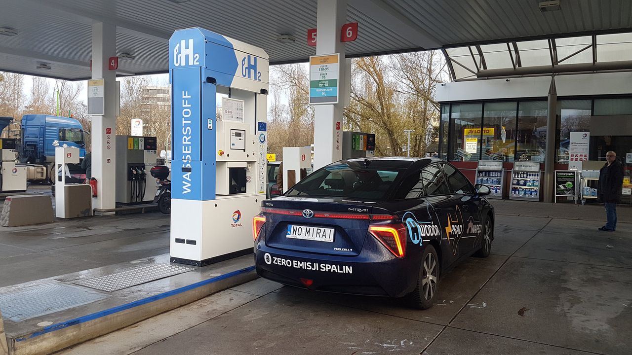 "Polska" Toyota Mirai na stacji ładowania wodoru w Berlinie. Niedługo właściciel tego auta będzie mógł je zatankować w kraju.