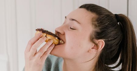 Efekt Bridget Jones? Naukowcy wiedzą, dlaczego kobiety zajadają się słodyczami