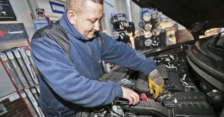 Polacy wydają rocznie 1360 zł na mechanika. Najdroższe są naprawy młodych aut