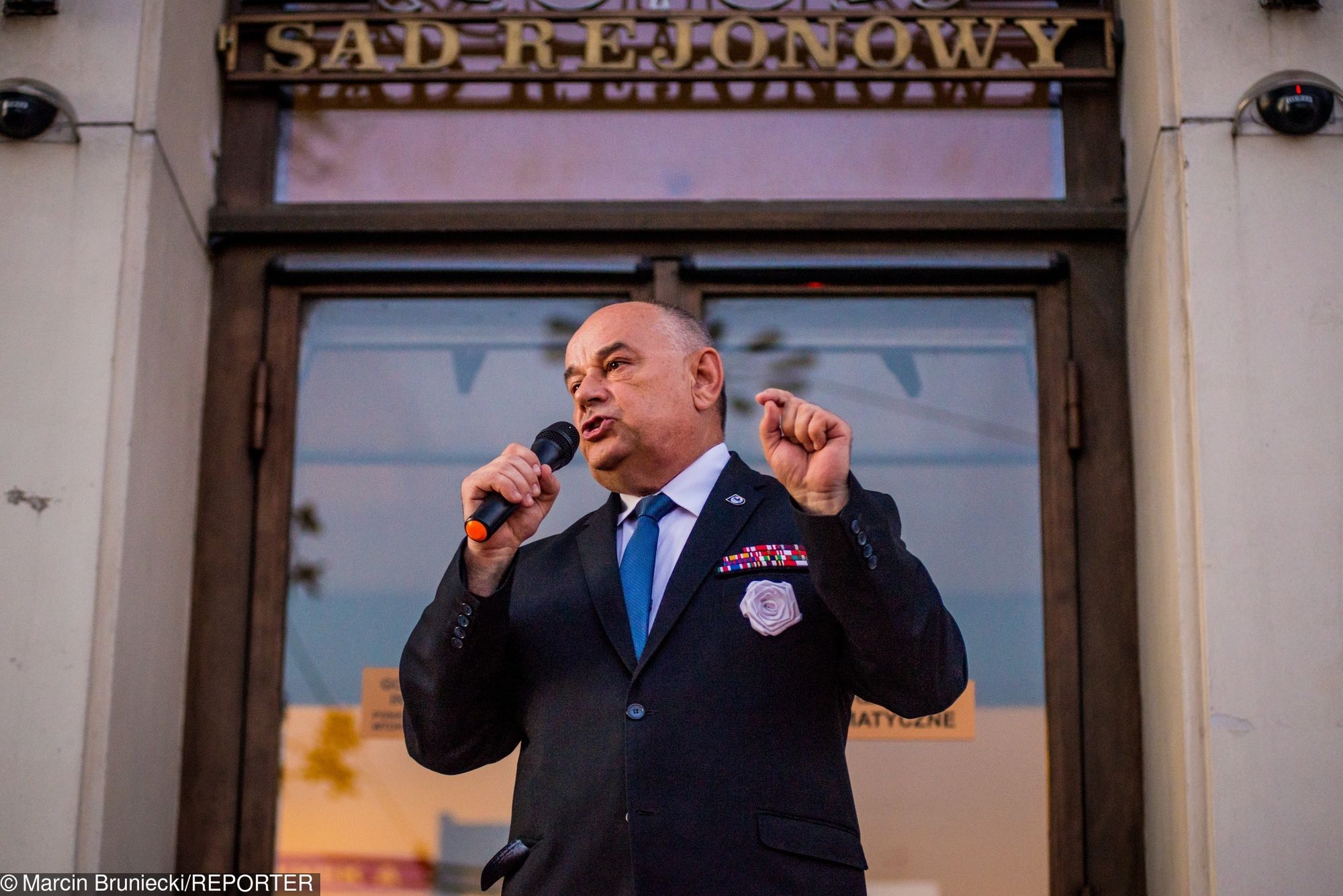 Adam Mazguła protestuje przed Sądem Rejonowym w Gdyni