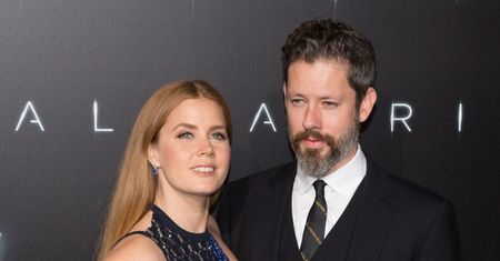 Amy Adams w czułych objęciach na czerwonym dywanie