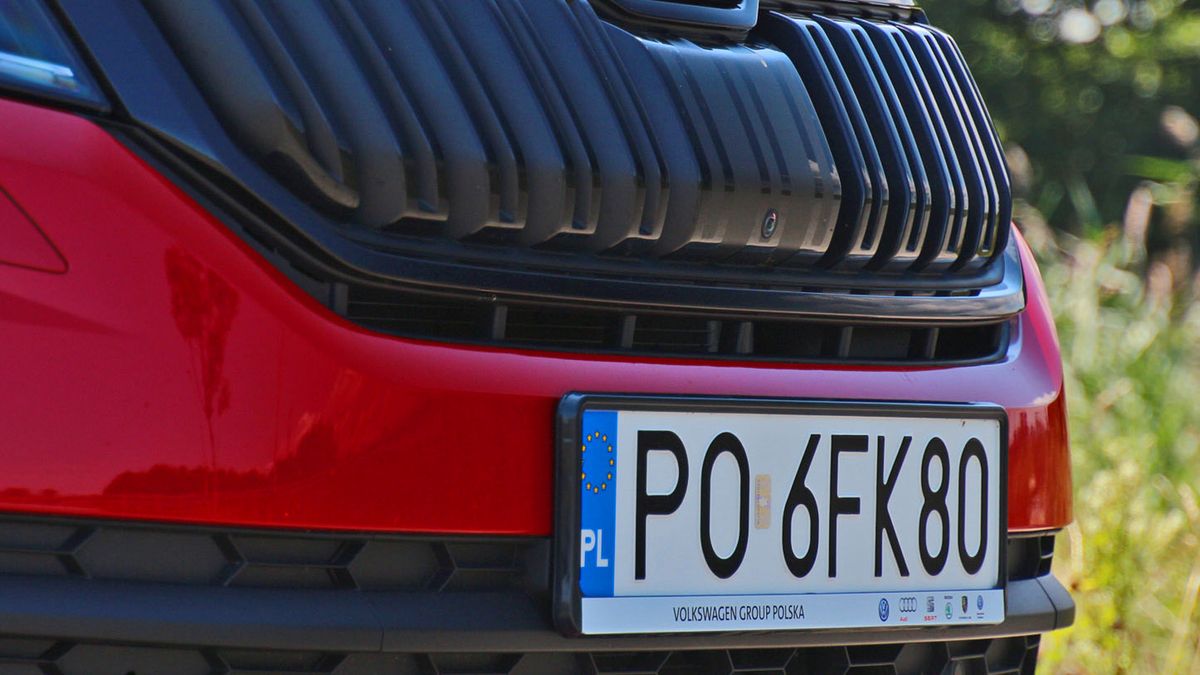 Czarna "tabliczka" plastikowa to coraz popularniejszy element w samochodach.