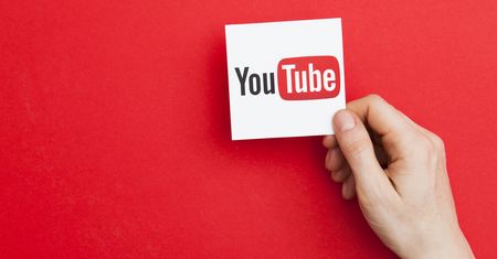 YouTube. Oglądaj filmy bez irytujących wstawek reklamowych od sponsorów