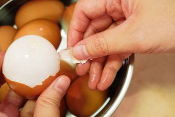 Nawet świeże jajka obiorą się w mig. Wystarczy dodać do wody