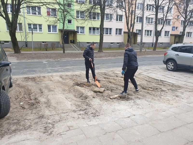 Dziki parking przed szpitalem został zamieniony w zieleniec