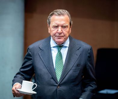 Były kanclerz Niemiec pojechał do Rosji. Zaskakujące tłumaczenie