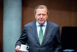 Były kanclerz Niemiec pojechał do Rosji. Zaskakujące tłumaczenie