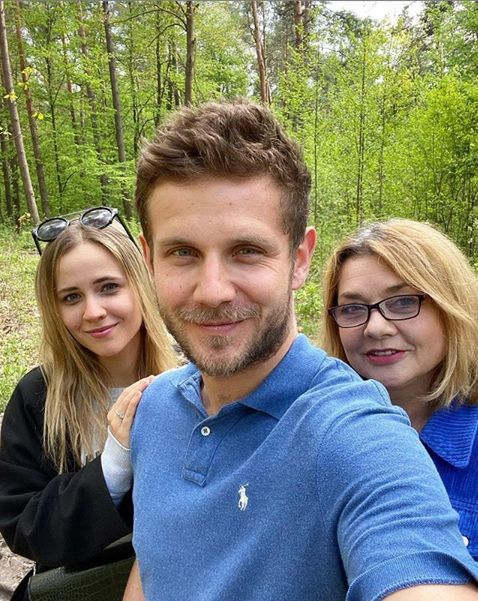 Antek Królikowski z mamą i dziewczyną