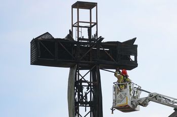 Papieski krzyż spłonął w Warszawie. W PiS komentują