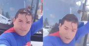 Przebrany za Supermana chciał zatrzymać autobus. Został... potrącony
