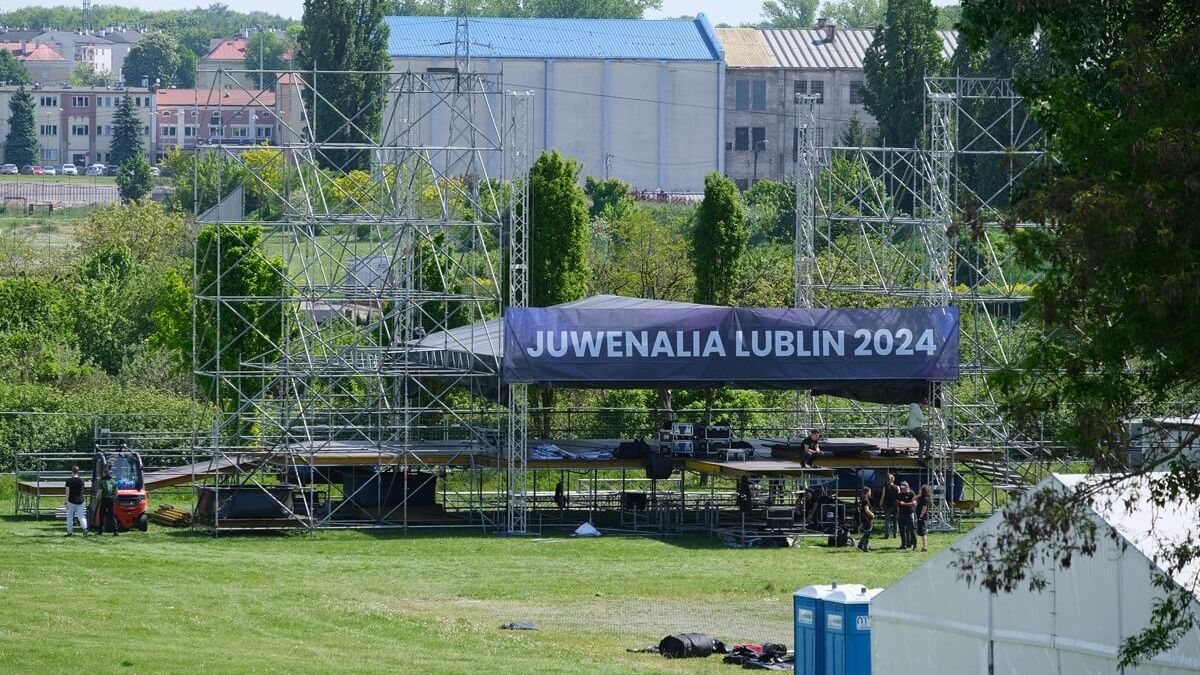 Montaż sceny na terenach zielonych Politechniki Lubelskiej - Juwenalia 2024