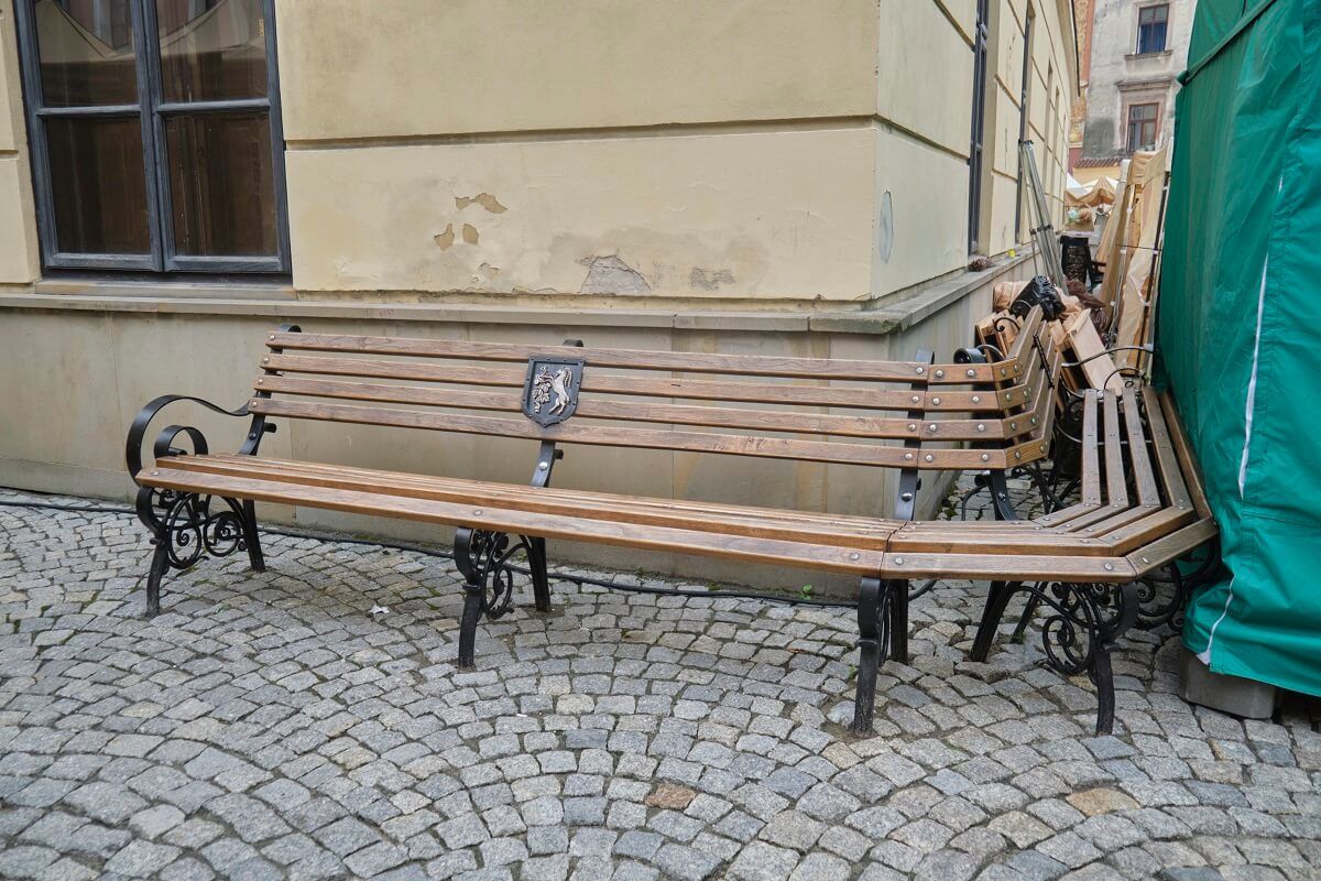 Ławka naroża z herbem Lublina przy Trybunale Koronnym