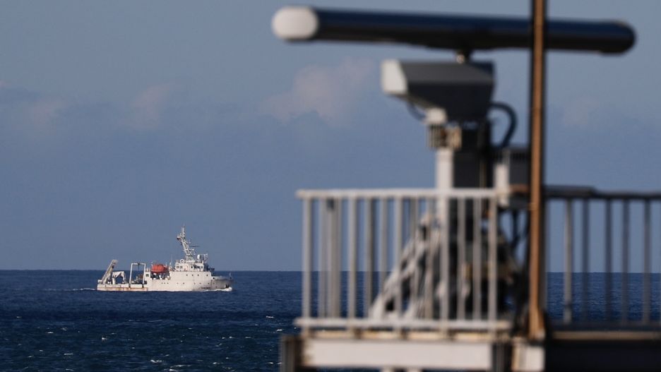 A marine vessel maneuver past a radar tower as it sails away from the location where the Chinese military believed to conduct a live fire drill, is seen from the coast of New Taipei city, Taiwan, 04 August 2022. After the visit of US house Speaker Nancy Pelosi in Taiwan, the Chinese military hold a series of live-fire drills in six maritime areas near Taiwan from 04 - 07 August 2022. EPA/RITCHIE B. TONGO Dostawca: PAP/EPA.