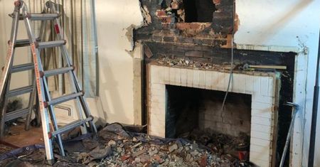 Lokatorzy wzywali służby dwa razy. Szokujące odkrycie w kominie