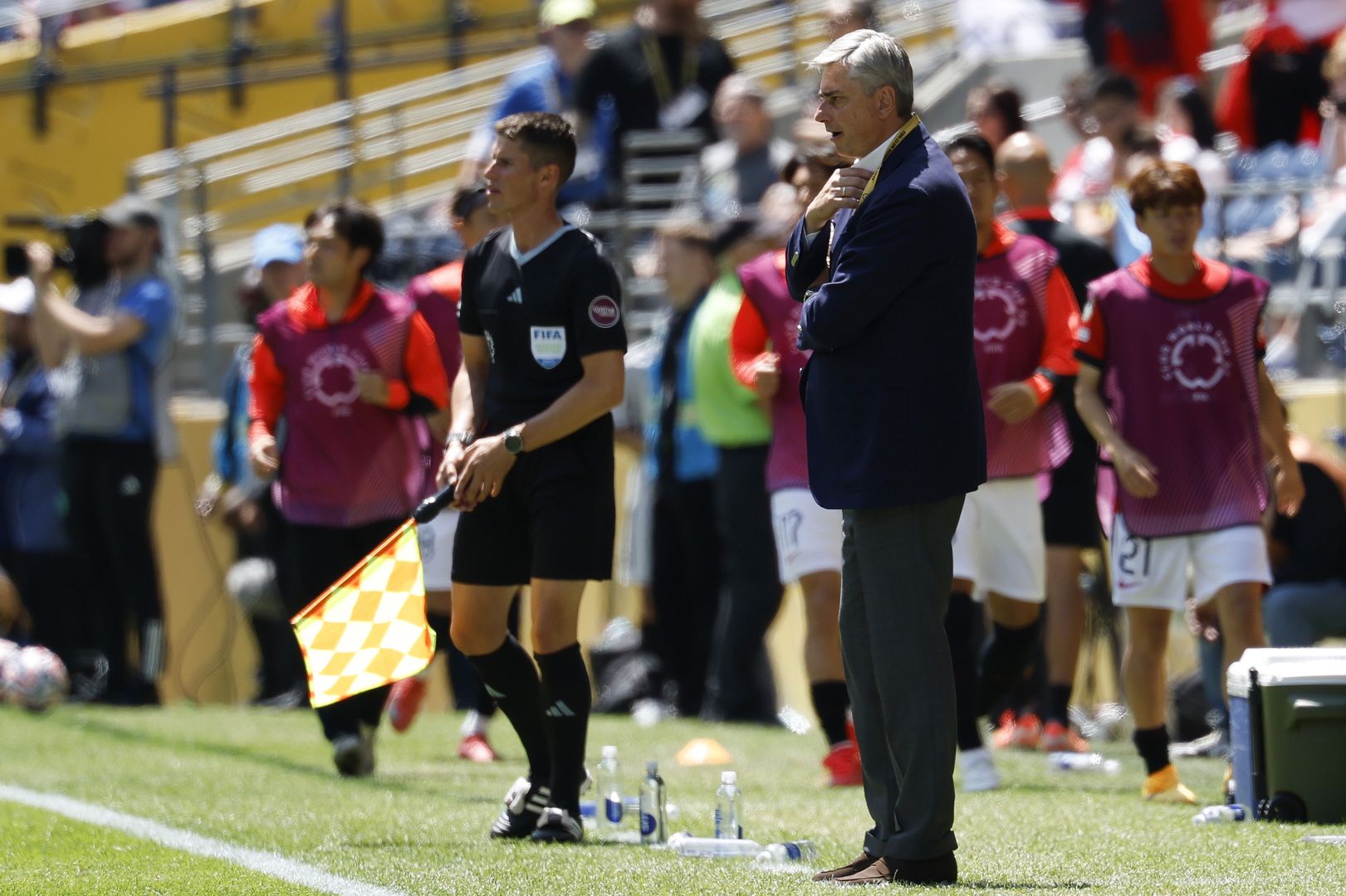 Urawa Red Diamonds head coach Maciej Skorza (R) looks on during the FIFA Club World Cup 2025 match between River Plate and Urawa Red Diamonds in Seattle, Washington, USA, 17 June 2025. EPA/JOHN G. MABANGLO Dostawca: PAP/EPA.