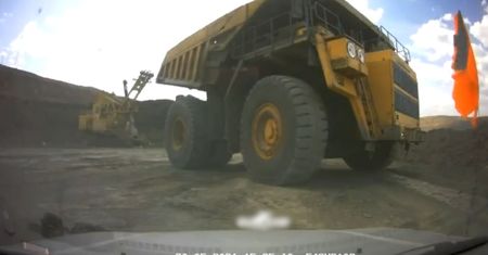 220 tonowa ciężarówka wjechała w samochód. Nagranie z groźnego wypadku w Kazachstanie