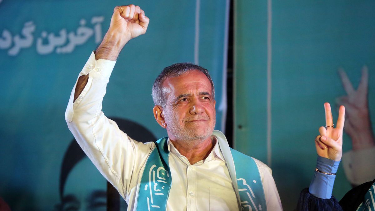 Presidential candidate Masoud Pezeshkian election campaign rally in Iran
epa11455987 Iranian presidential reformist candidate Masoud Pezeshkian greets the crowd during an election campaign in Tehran, Iran, 03 July 2024. Seed Jalili and Masoud Pezeshkian will face each other in the second round of the presidential election on 05 July 2024.  EPA/STR 
Dostawca: PAP/EPA.
STR