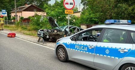 Białobrzegi: Ford uderzył w bok ciężarówki i wylądował w rowie. 49-letni kierowca nie przeżył wypadku