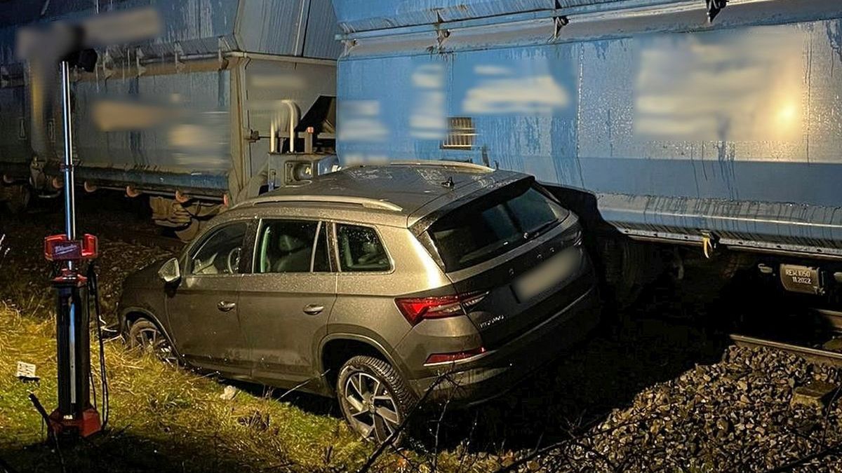 Auto utknęło na skarpie