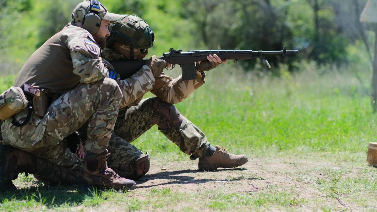 Ukraiński żołnierz z amerykańskim karabinem M14.