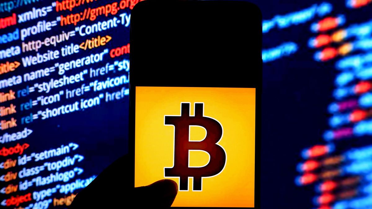 INDIA - 2022/07/03: In this photo illustration, a Bitcoin logo is displayed on a smartphone screen. (Photo Illustration by Avishek Das/SOPA Images/LightRocket via Getty Images)