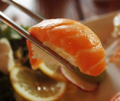 Nastolatek oblizywał butelkę z sosem sojowym. Został pozwany na 480 tys. dolarów