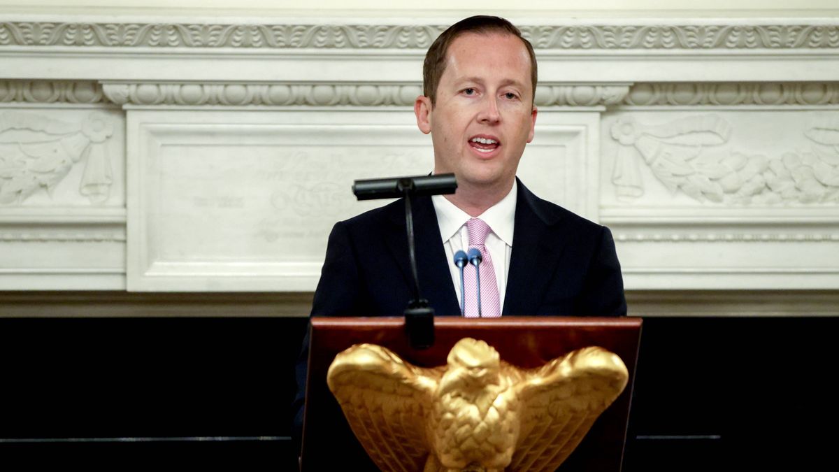 Rządzi personelem Trumpa. Urodził się w ZSRR