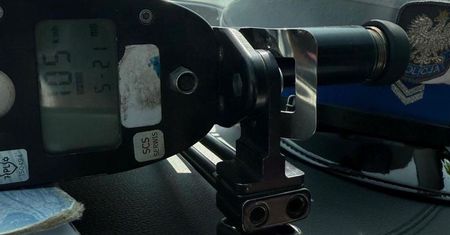 BMW pędziło przez wieś z prędkością 105 km/h. Policjanci zdziwili się, gdy zobaczyli kierującą