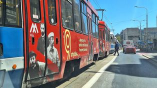 Sznur tramwajów stoi w centrum Wrocławia. W wagonie złamał się pantograf