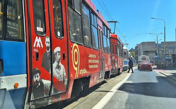 Sznur tramwajów stoi w centrum Wrocławia. W wagonie złamał się pantograf