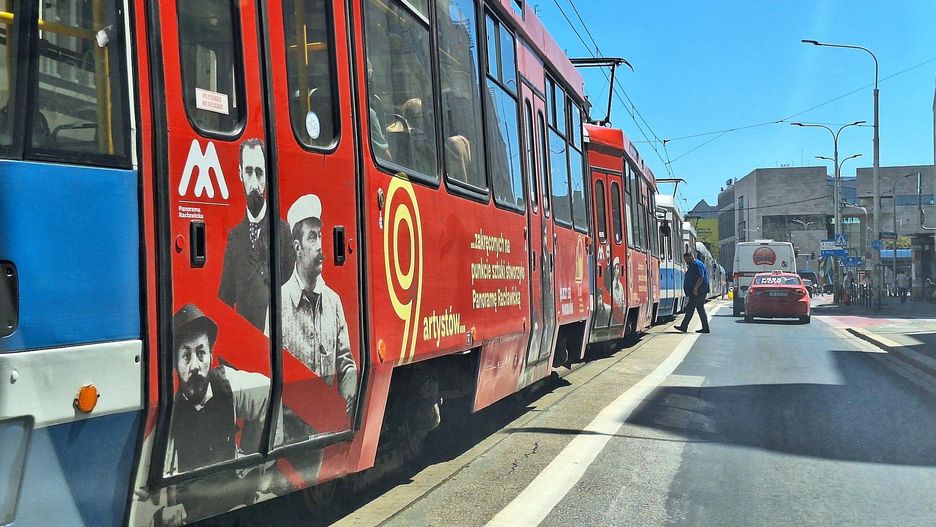 Złamał się pantograf. Niesprawny tramwaj blokuje torowisko.