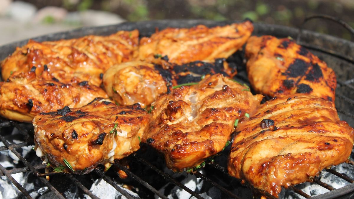 Grillowany kurczak w marynacie z jogurtu i pietruszki to idealny pomysł na obiad. Przygotowanie nie zajmie ci dużo czasu. 