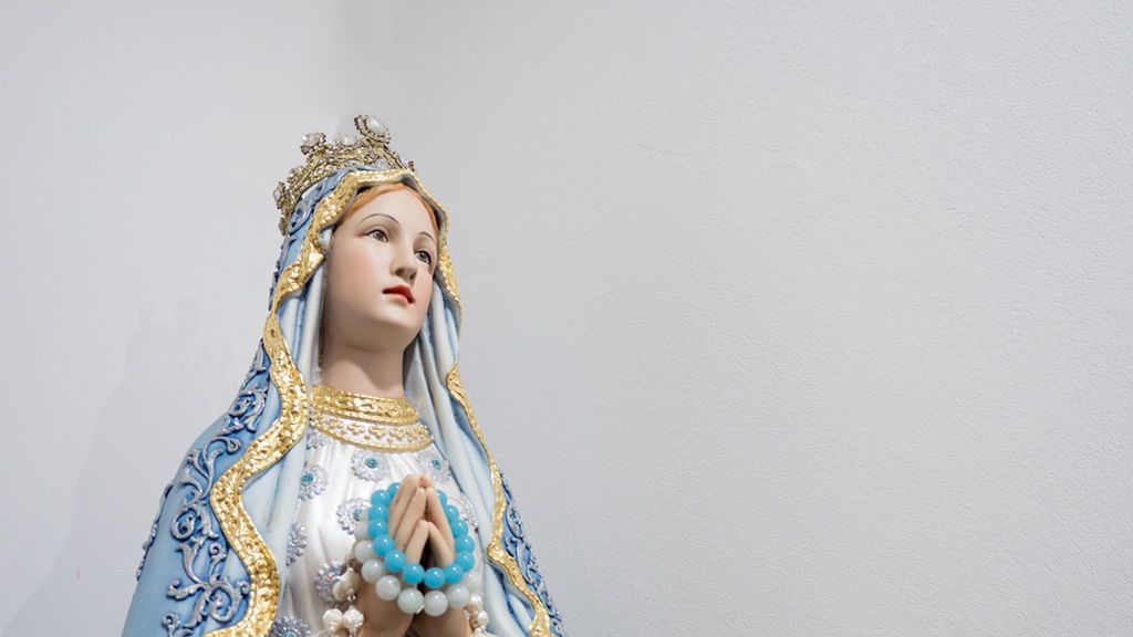 Matka Boska zgodnie z nauką Kościoła Katolickiego ukazała się trójce dzieci z Fatimy w 1917 roku