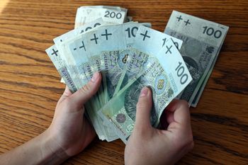 Ekonomista o nowym limicie płatności gotówką. Mówi o realiach Wielkiego Brata
