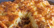 Sycący obiad dla całej rodziny za grosze. Ta zapiekanka to królowa "czyszczenia lodówki"