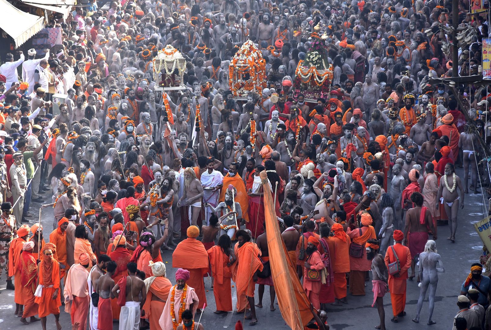 Tysiące hindusów wspólnie maszeruje w religijnych procesjach