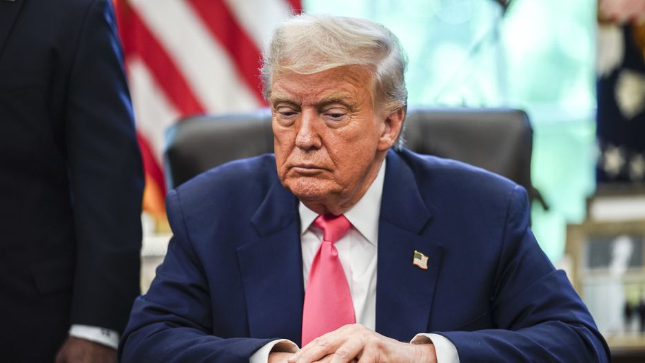 US President Donald Trump marks 90th anniversary of the Social Security Act
epa12300690 US President Donald Trump looks on during an event marking the 90th anniversary of the Social Security Act, in the Oval Office at the White House, Washington, DC, USA, 14 August 2025. President Trump also delivered remarks on the federal crime crackdown in DC, and his trip to Anchorage to meet with Russian President Vladimir Putin.  EPA/WILL OLIVER / POOL 
Dostawca: PAP/EPA.
WILL OLIVER / POOL
White House, Oval Office, Trump, statement