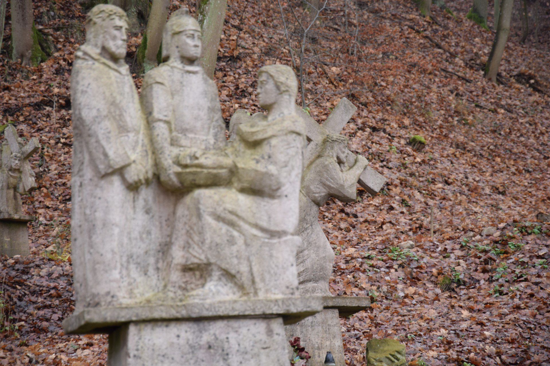 Proboszcz ks. Bogdan Spychaj zaprasza już w sobotę 6 grudnia na odpust z okazji ogłoszenia parafii pw. św. Mikołaja w Ujściu tytułem Sanktuarium Najdroższej Krwi Pana Jezusa. W galerii znajdziecie zdjęcia Ujskiej Kalwarii
